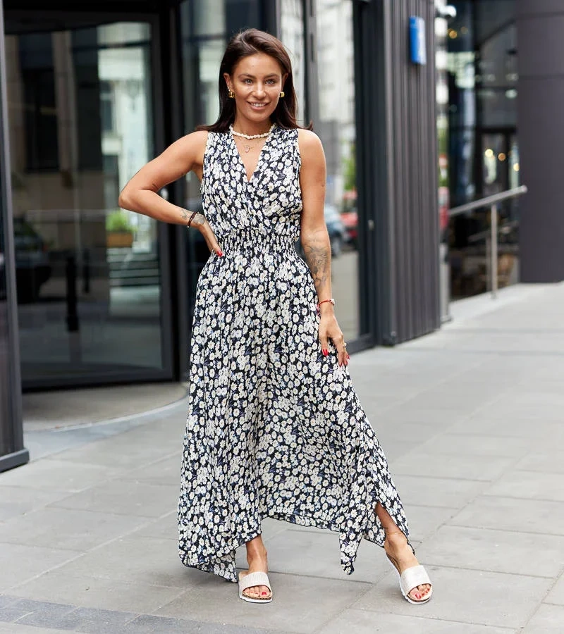 Czarna sukienka midi w kwiaty