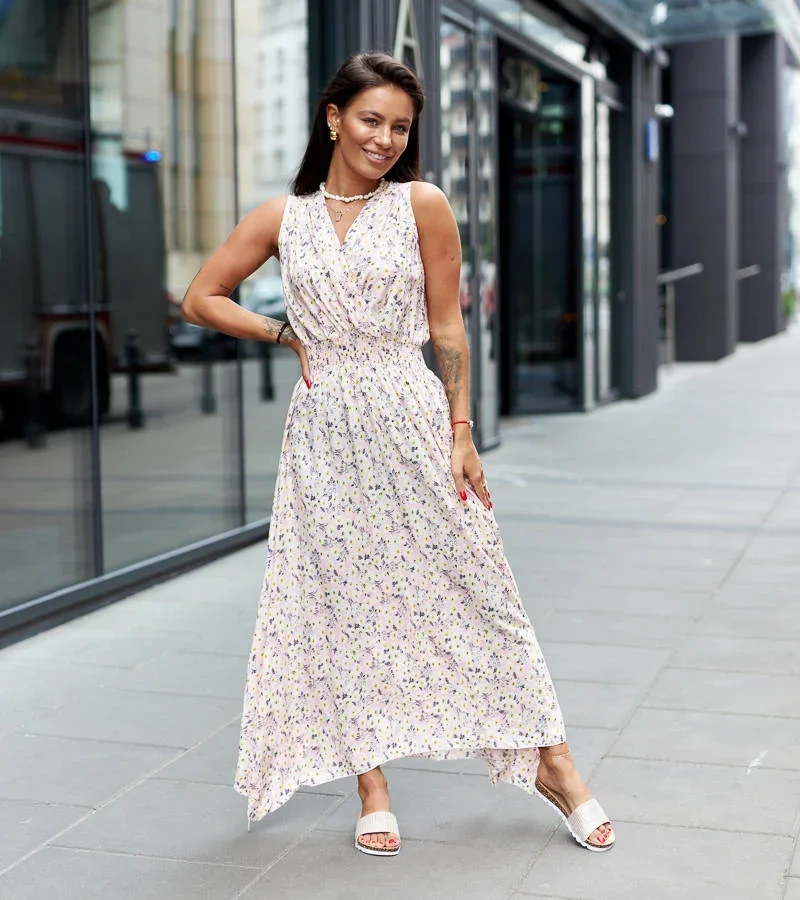 Różowa sukienka midi w kwiaty