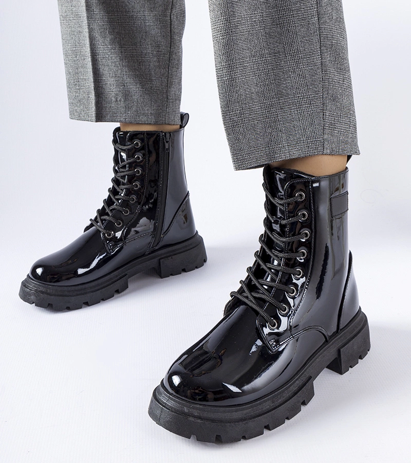 Czarne ocieplane lakierowane trapery