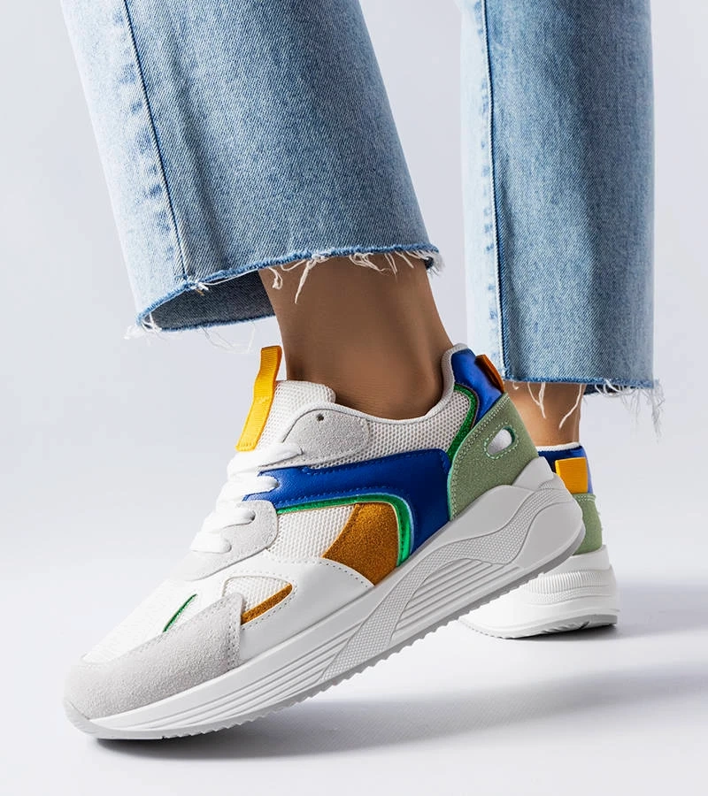 Białe sportowe sneakersy z łączonych materiałów