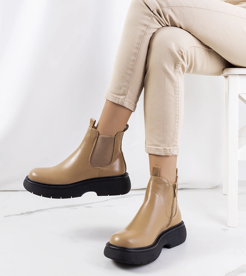 Brązowe glany na grubej podeszwie