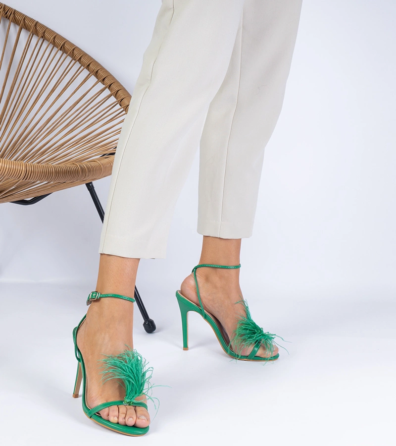 Hers Zielone sandałki na szpilce z piórkami