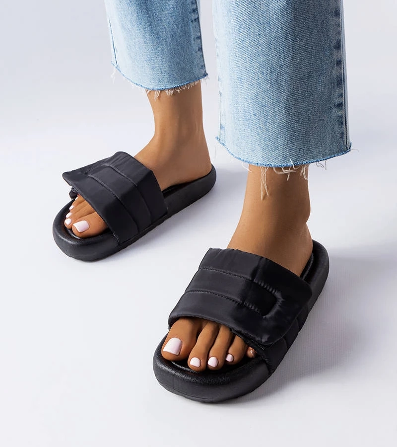 Czarne klapki zapinane na rzep