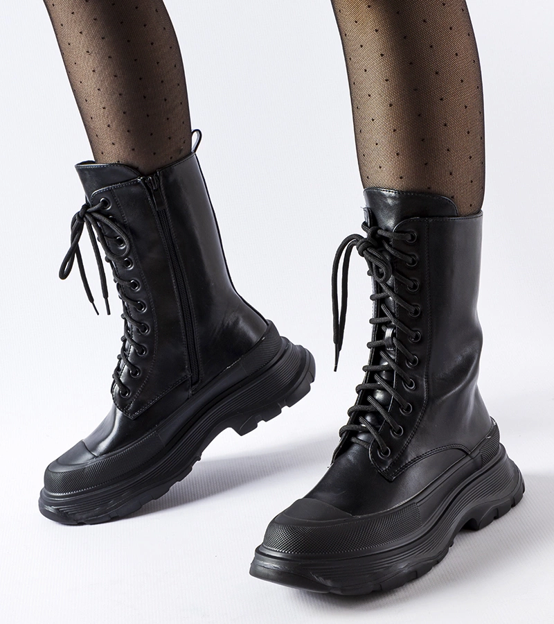 Czarne workery z grubą czarną podeszwą