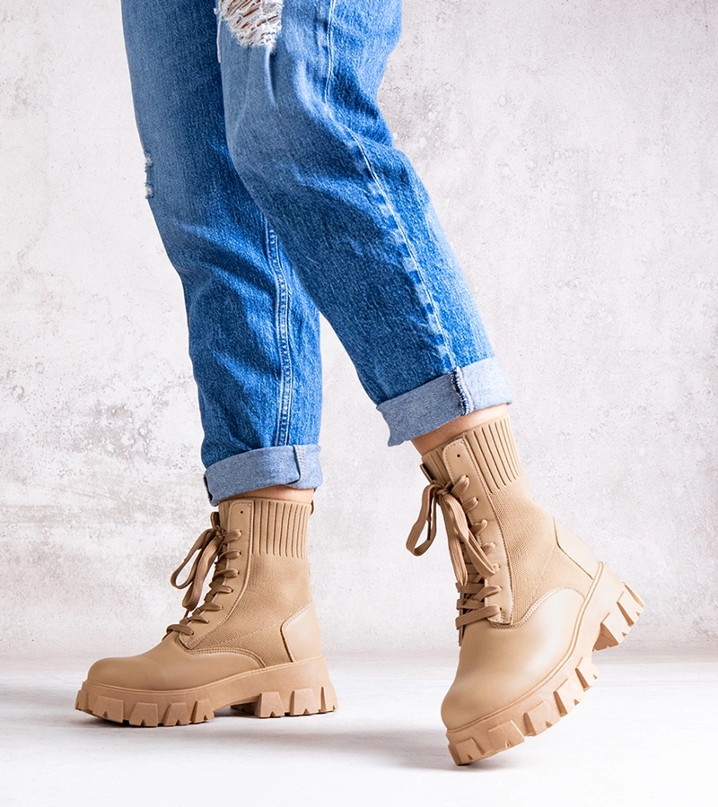 Beżowe botki z elastyczną cholewką