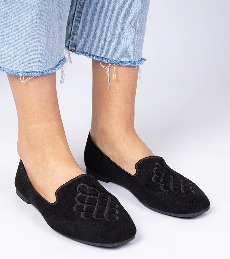 Hers Czarne damskie balerinki ekozamszowe z haftem