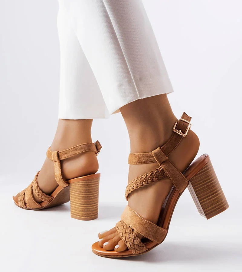 Brązowe sandały na obcasie z plecionymi paskami