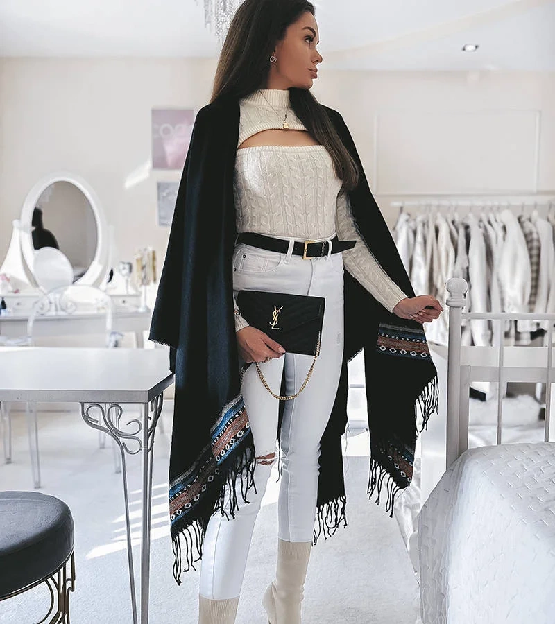 Czarne ponczo z frędzlami