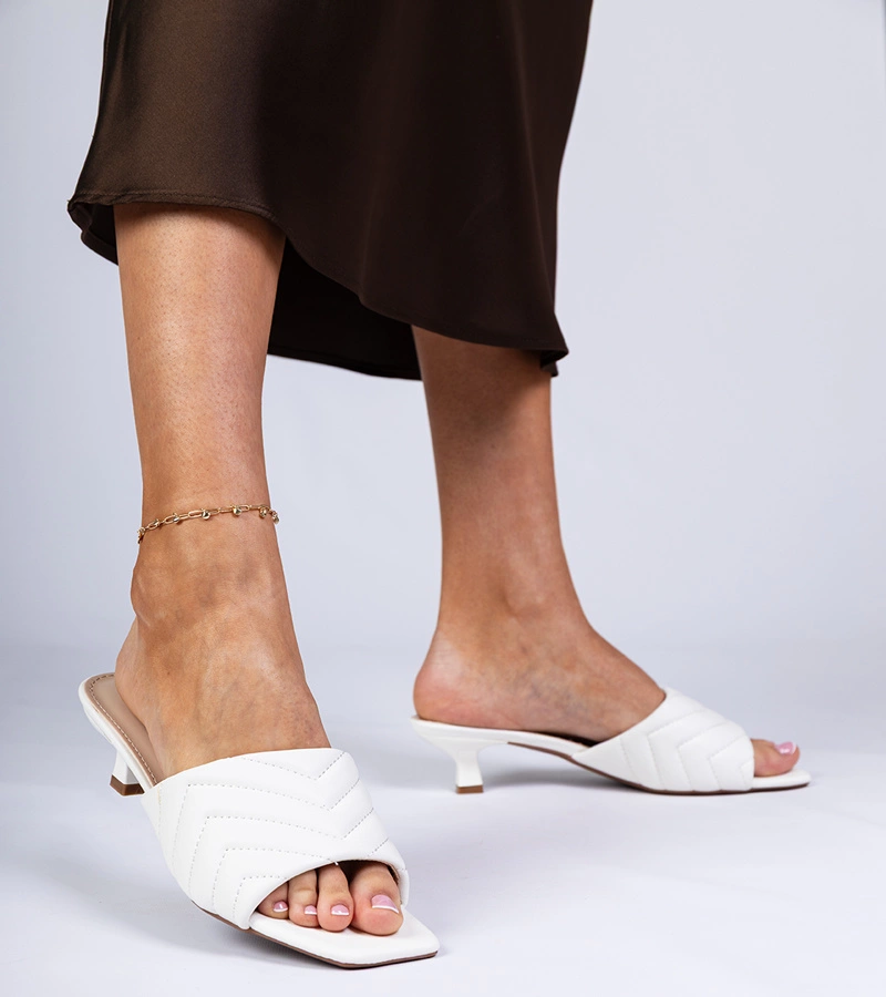 Białe eleganckie klapki na niskim obcasie