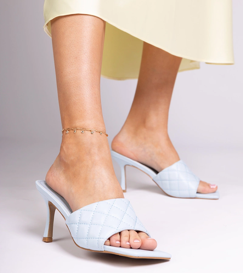 Niebieskie klapki pikowane na obcasie typu szpilka