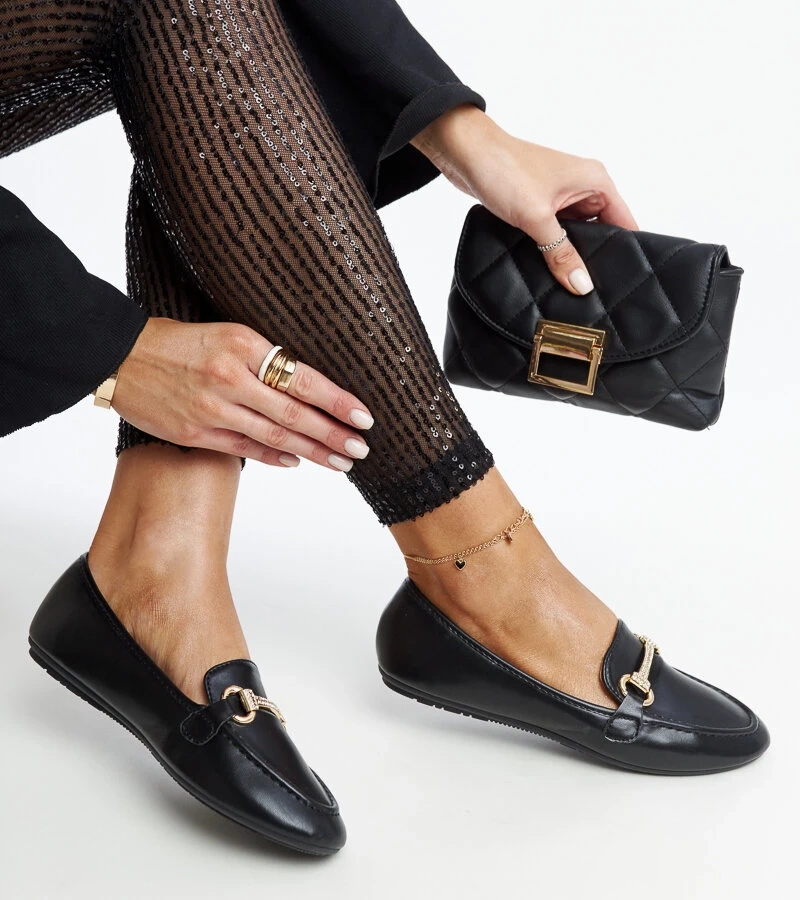 Czarne mokasyny z ozdobną klamerką