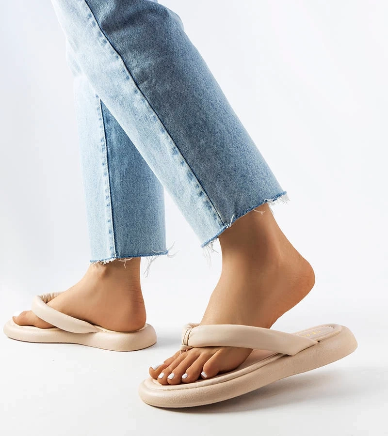 Beżowe klapki typu japonki