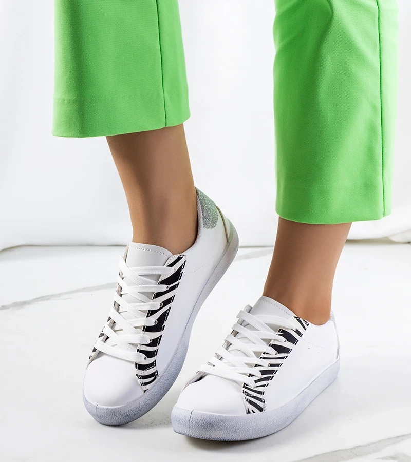 Modne białe sneakersy