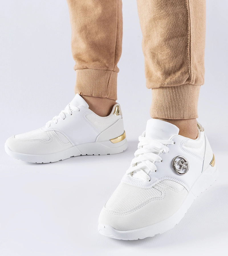 Białe sportowe sneakersy