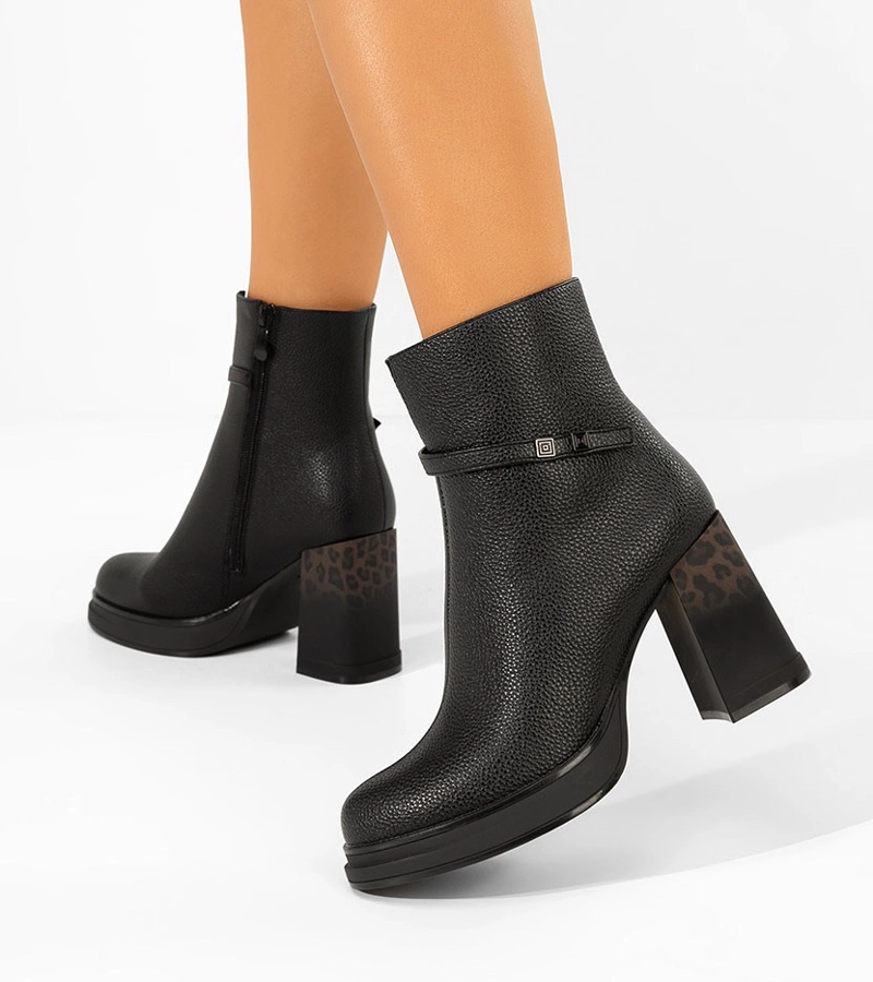 Hers Czarne botki na słupku zdobionym panterką