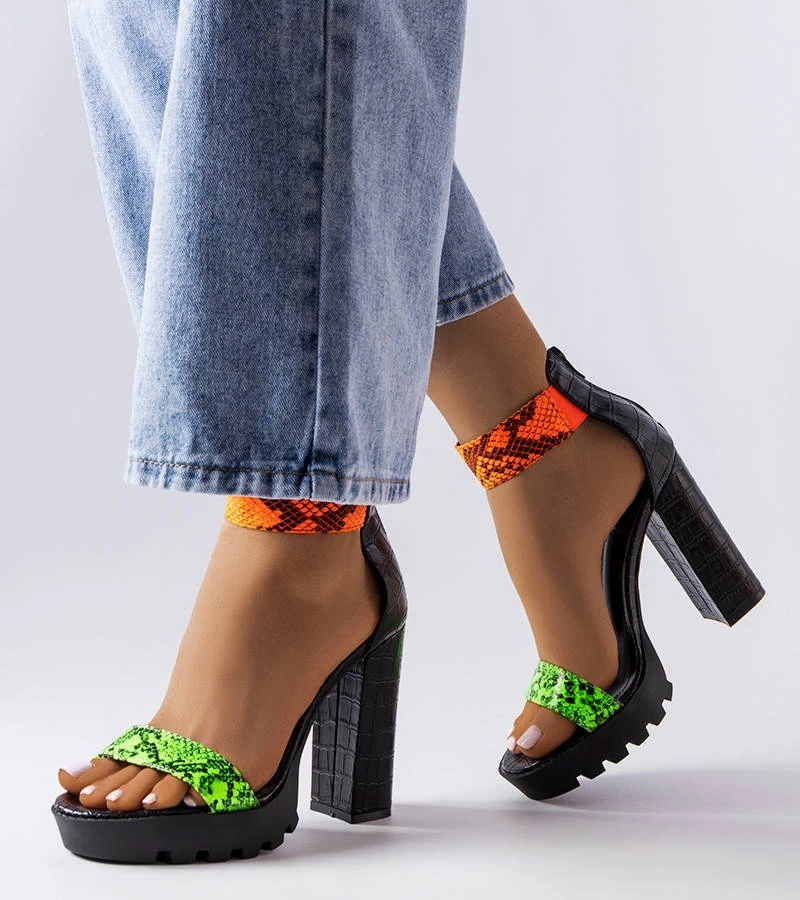Zielone sandały na słupku z wężowym printem