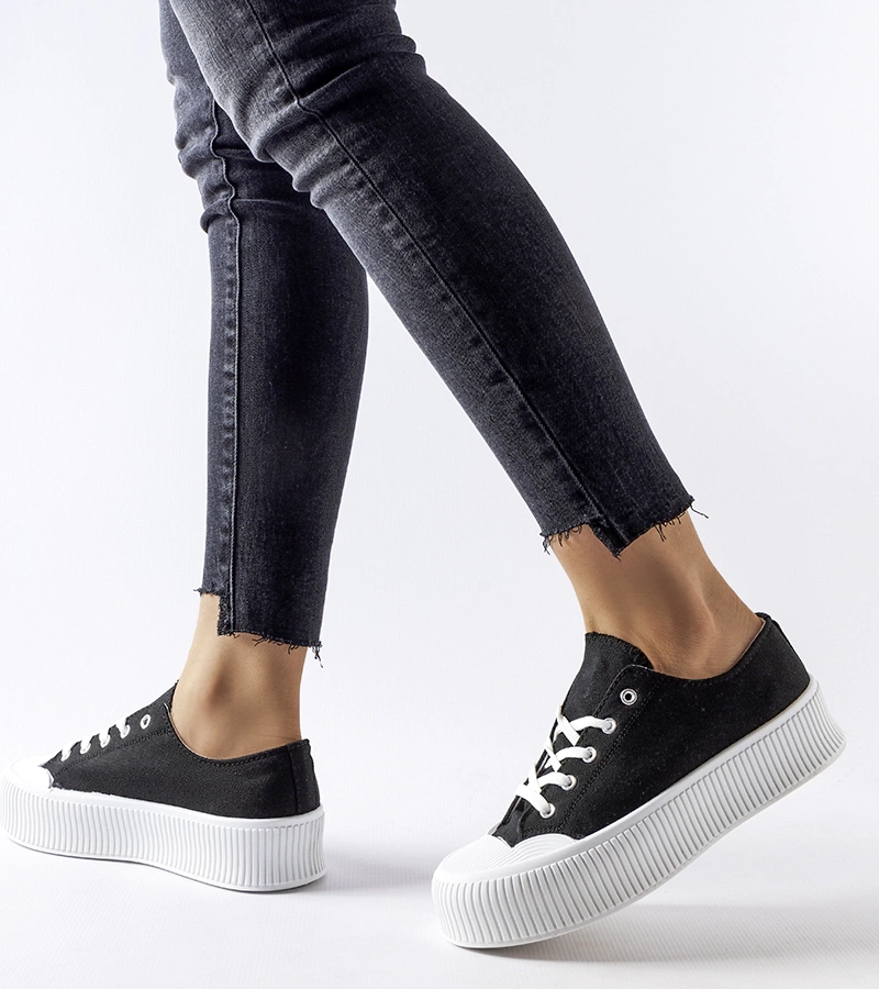 Czarne trampki na białej platformie