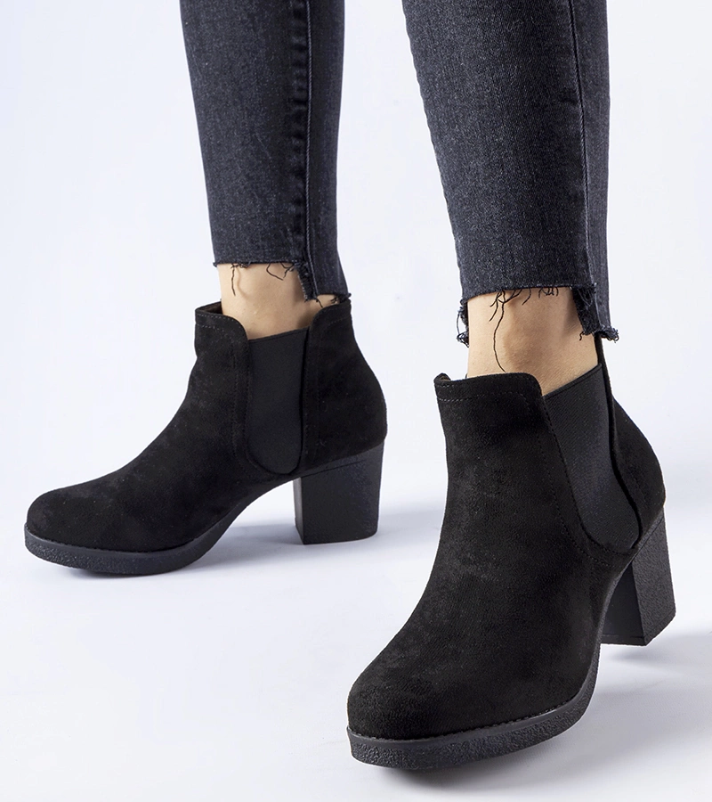 Czarne wsuwane botki na słupku