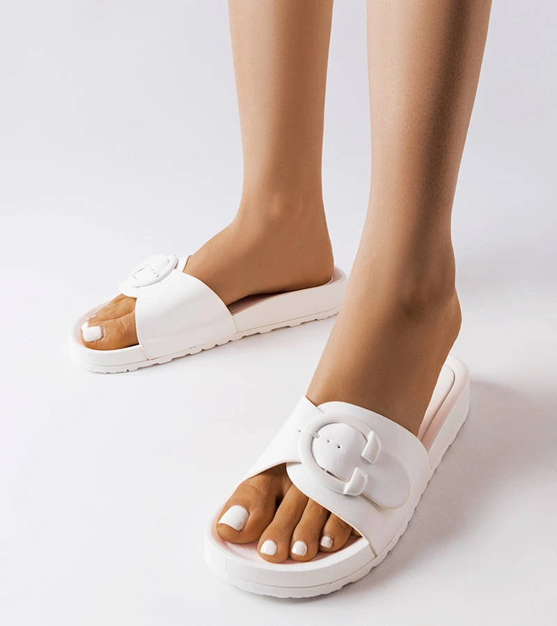 Białe gumowe klapki