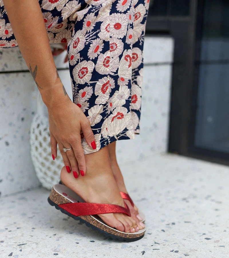 Czerwone brokatowe japonki na koturnie