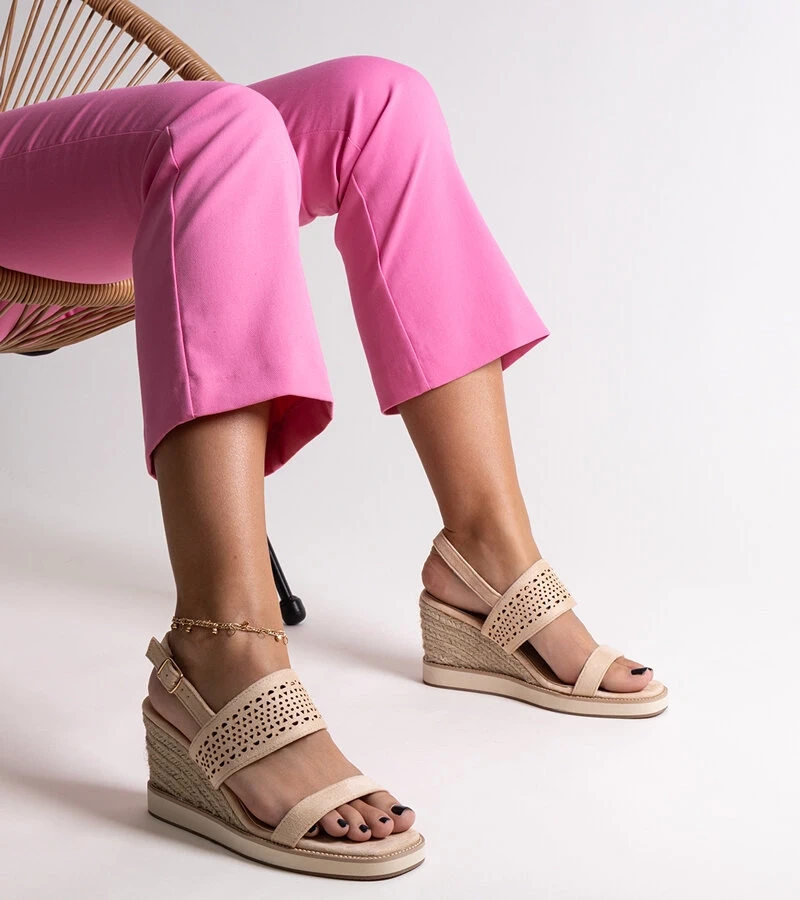 Beżowe sandały na koturnie