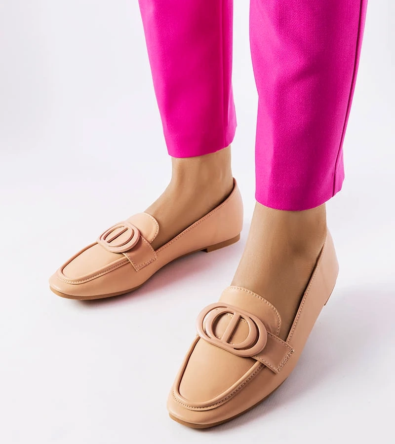 Ciemnobeżowe mokasyny z plastikową klamerką