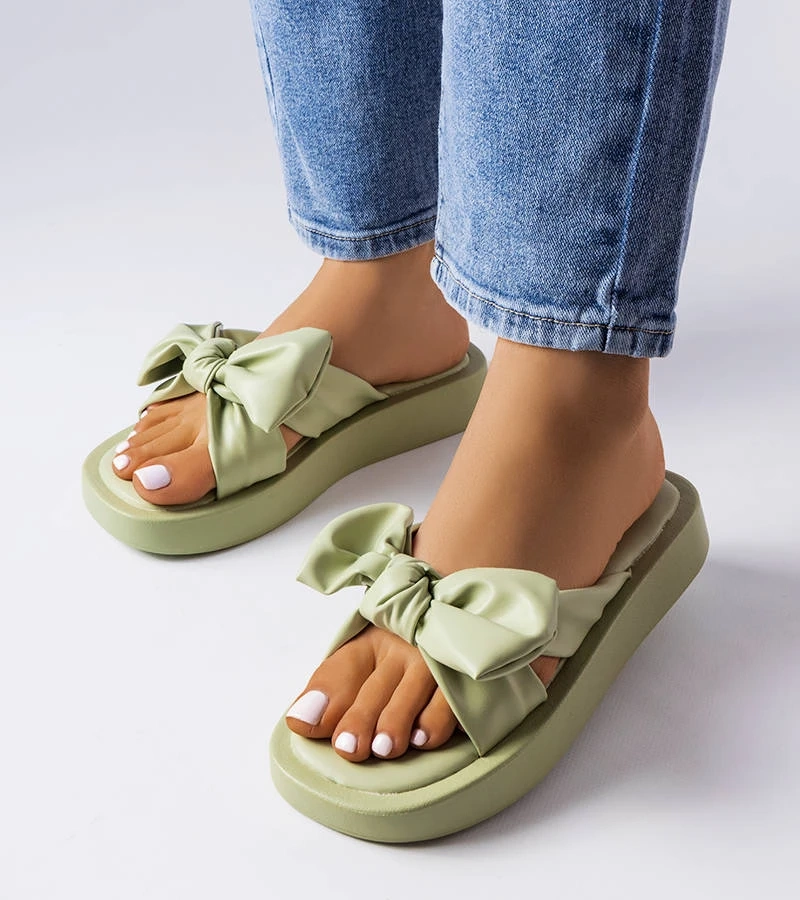 Zielone klapki na platformie ozdobione kokardką