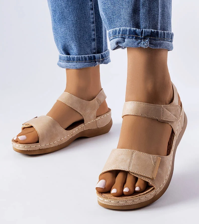 Beżowe sandały za koturnie