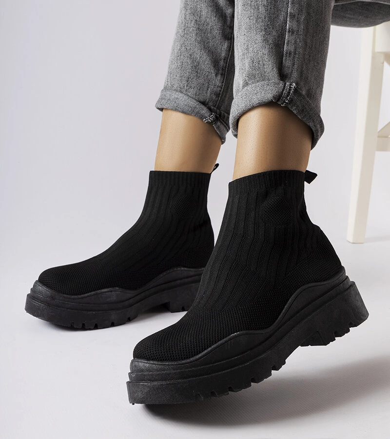 Wsuwane wysokie czarne sneakersy z różową podeszwą