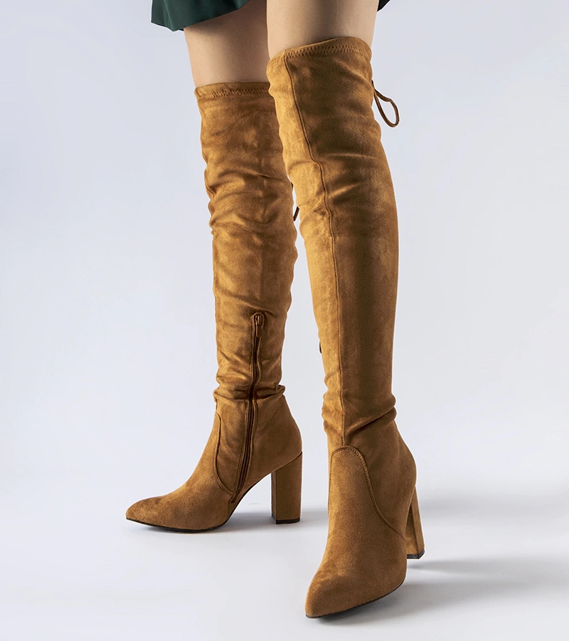 Brązowe ocieplane kozaki na słupku