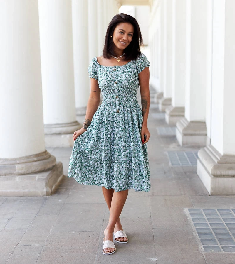 Zielona sukienka w kwiaty