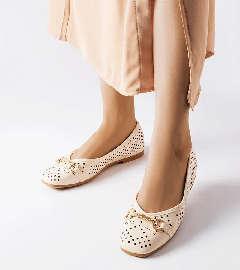 Beżowe ażurowe balerinki z aplikacją