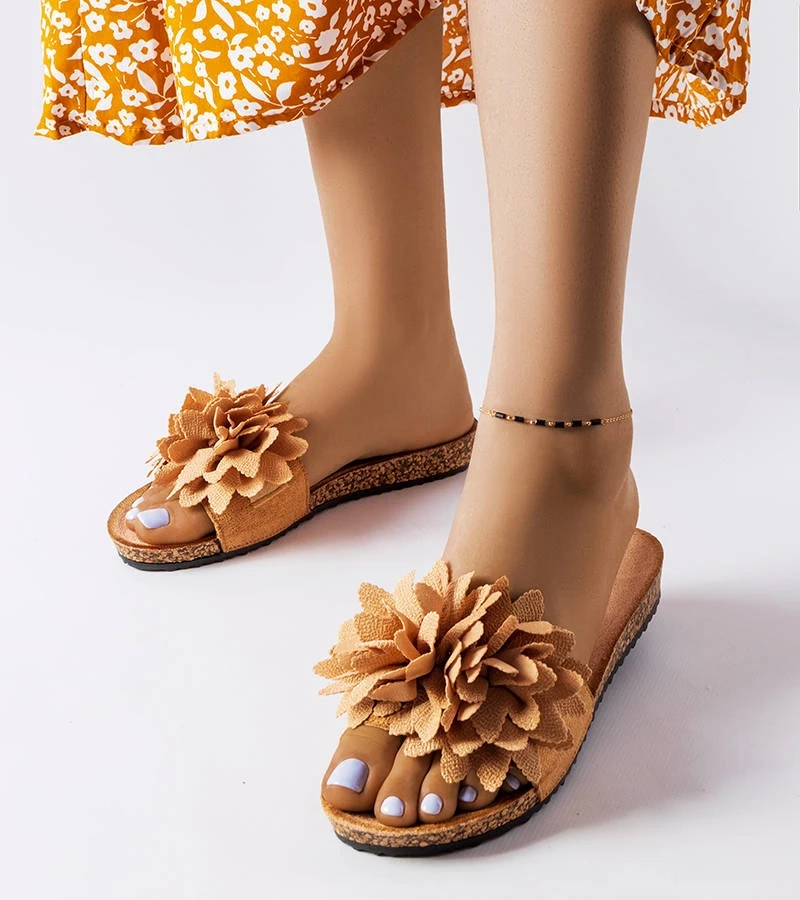 Brązowe eleganckie klapki ze zdobiona cholewką