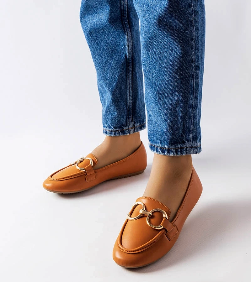 Brązowe mokasyny z ozdobną klamrą