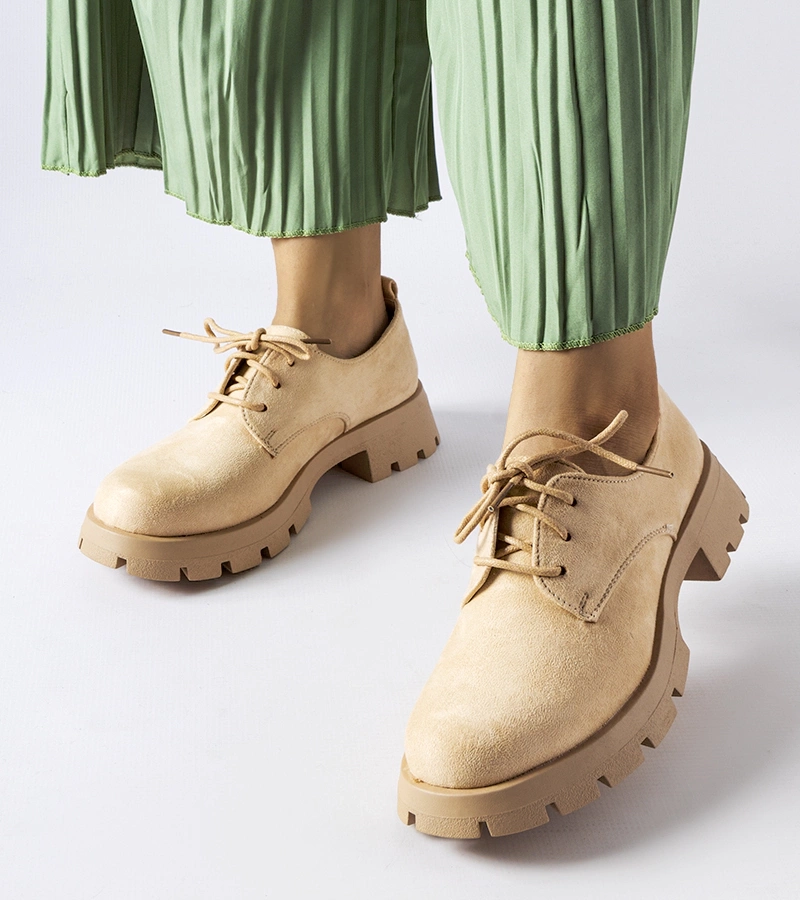 Beżowe półbuty wiązane na masywnej podeszwie