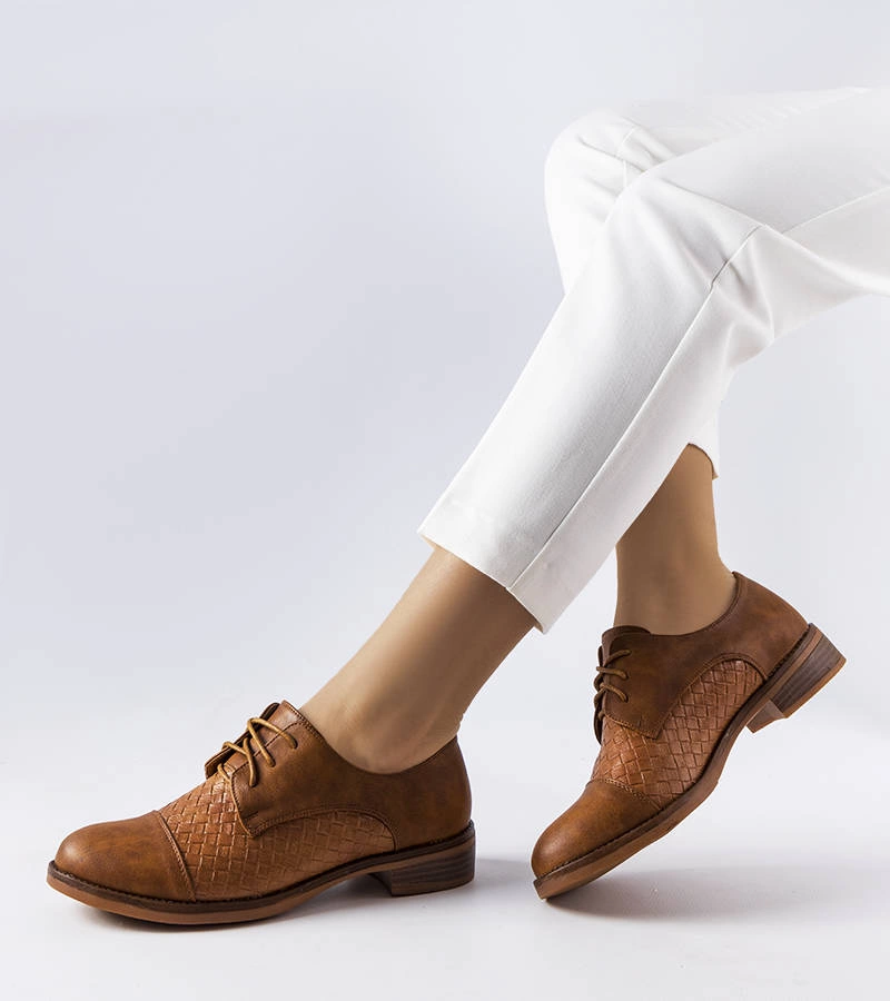 Brązowe eleganckie półbuty z fakturowej ekoskóry