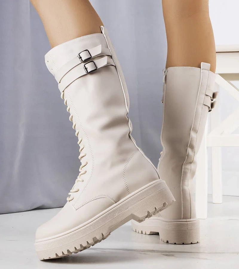 Beżowe wysokie botki