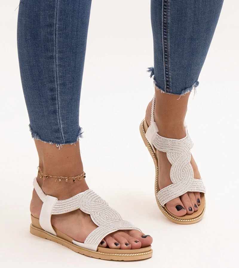 Białe sandałki zdobione cyrkoniami