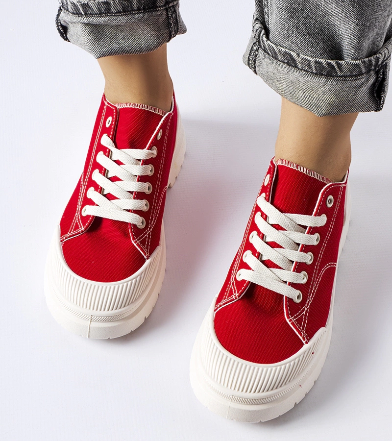 Czerwone trampki na grubszej podeszwie