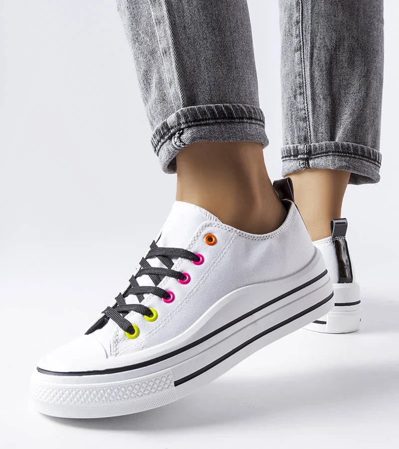 Białe tenisówki na grubej podeszwie