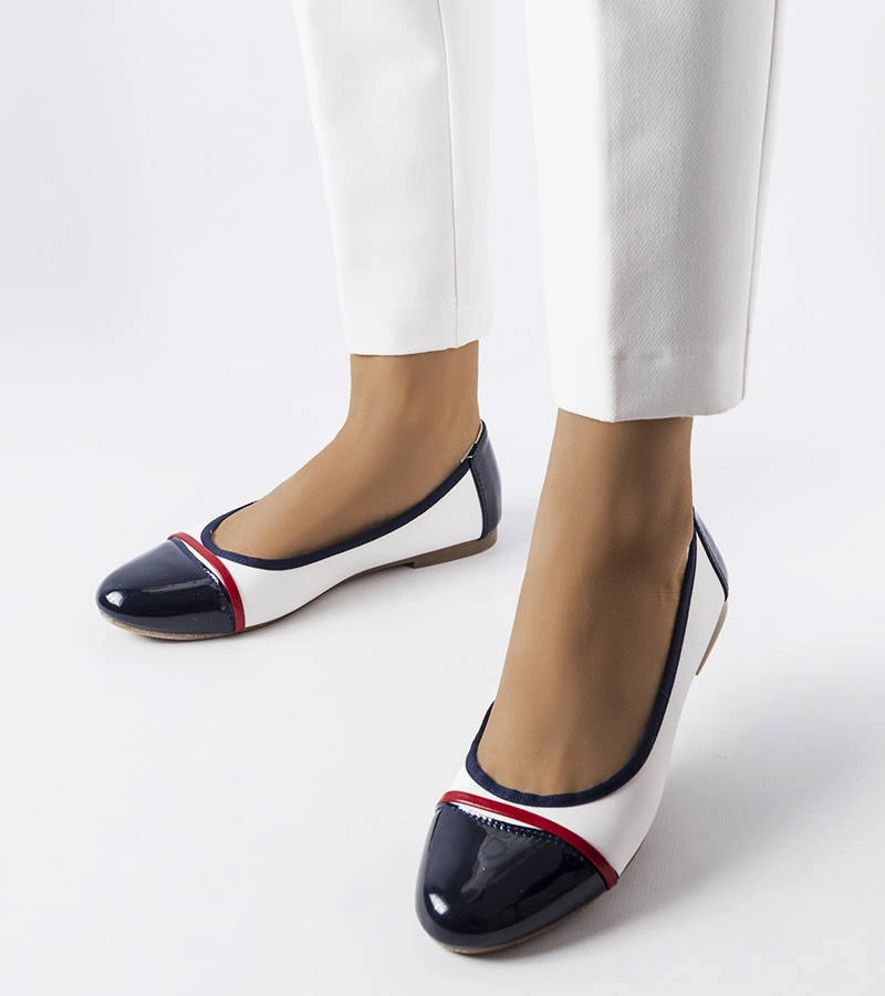 Biało-granatowe balerinki