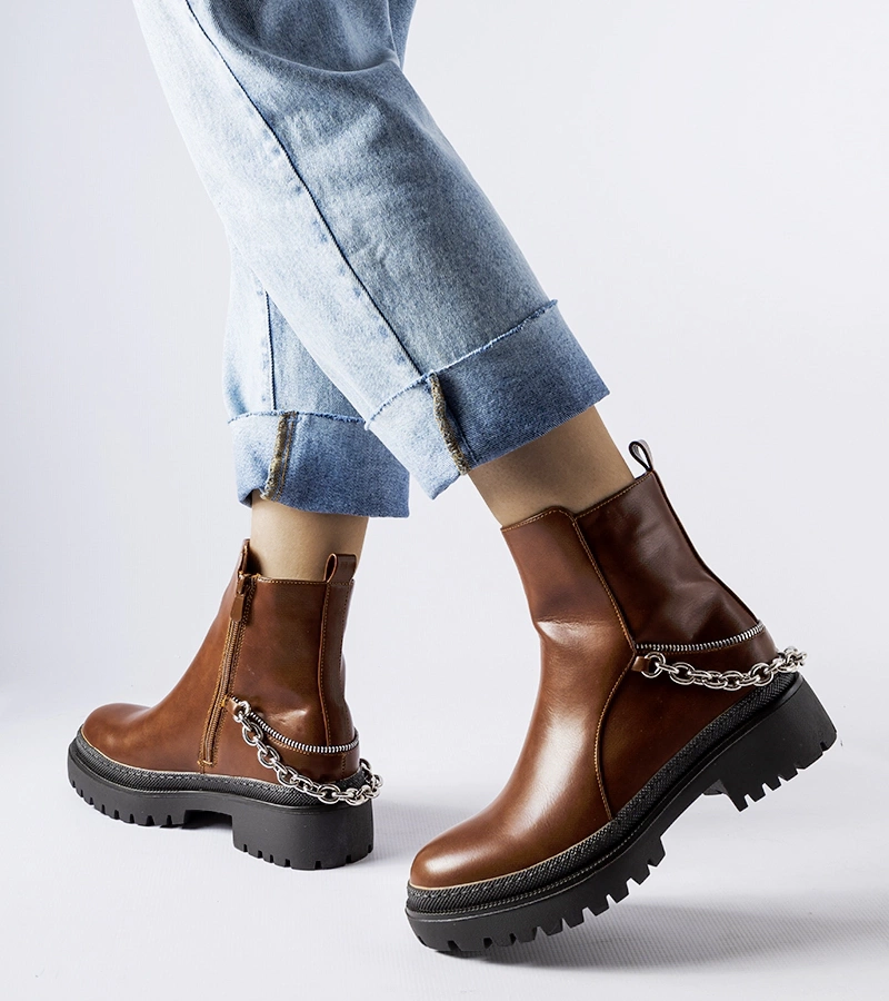 Brązowe trapery z łańcuszkiem