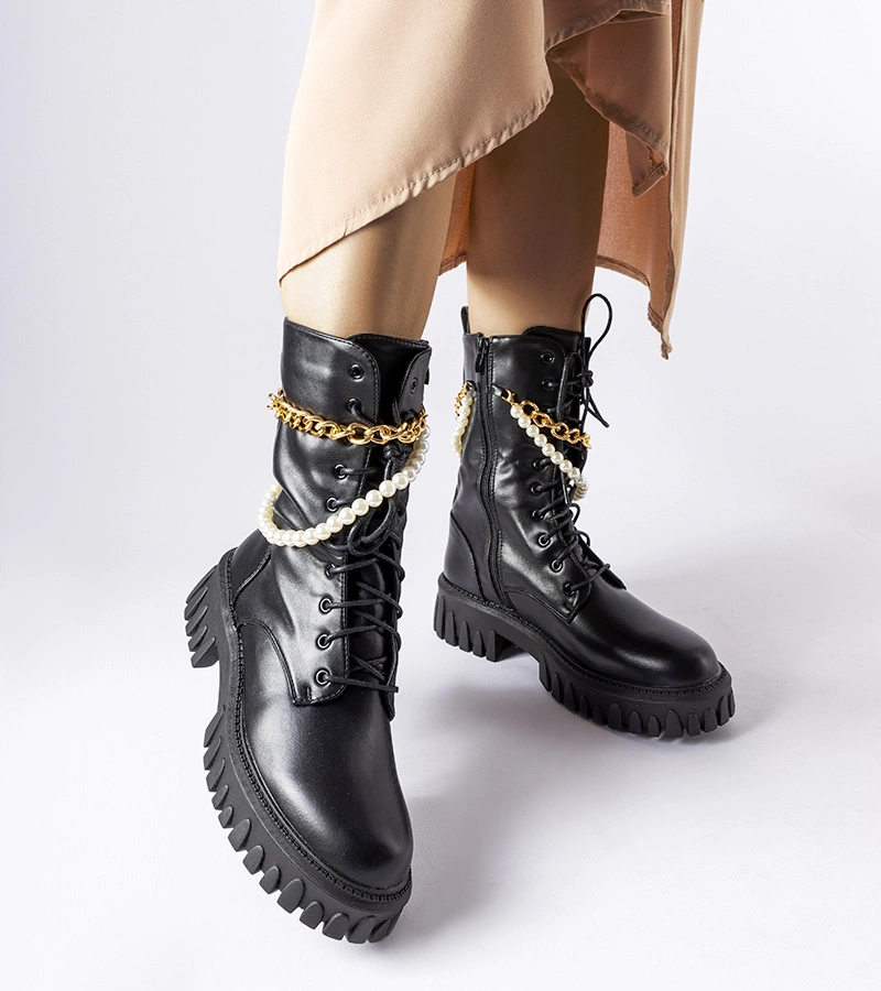 Białe trapery z perełkami i łańcuszkiem