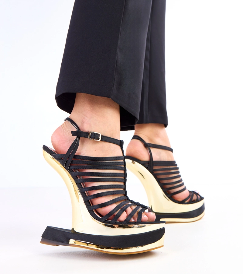 Hers Czarne sandały na futurystycznym obcasie