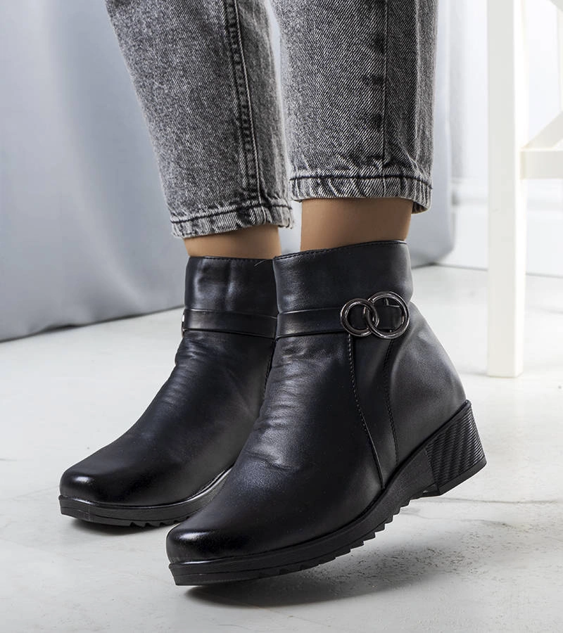 Czarne botki na koturnie z ociepleniem