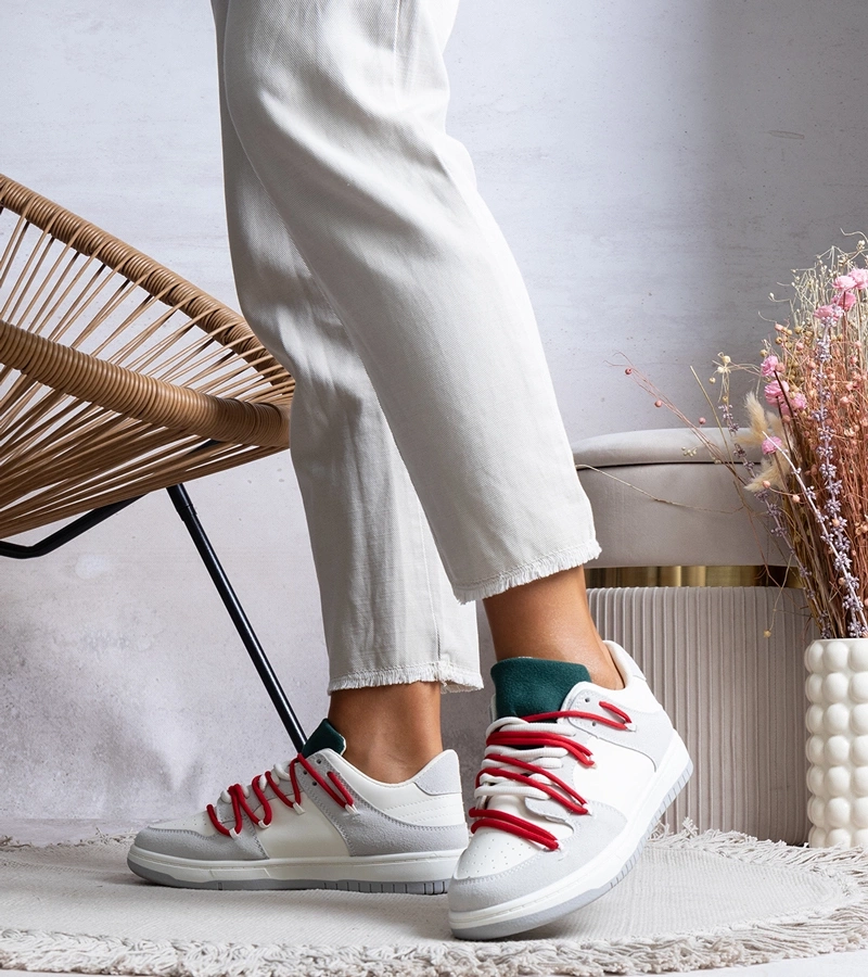 Hers Szare sneakersy z czerwonymi sznurówkami