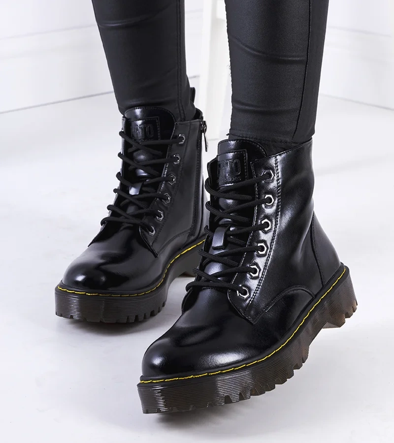 Czarne glany na grubej podeszwie