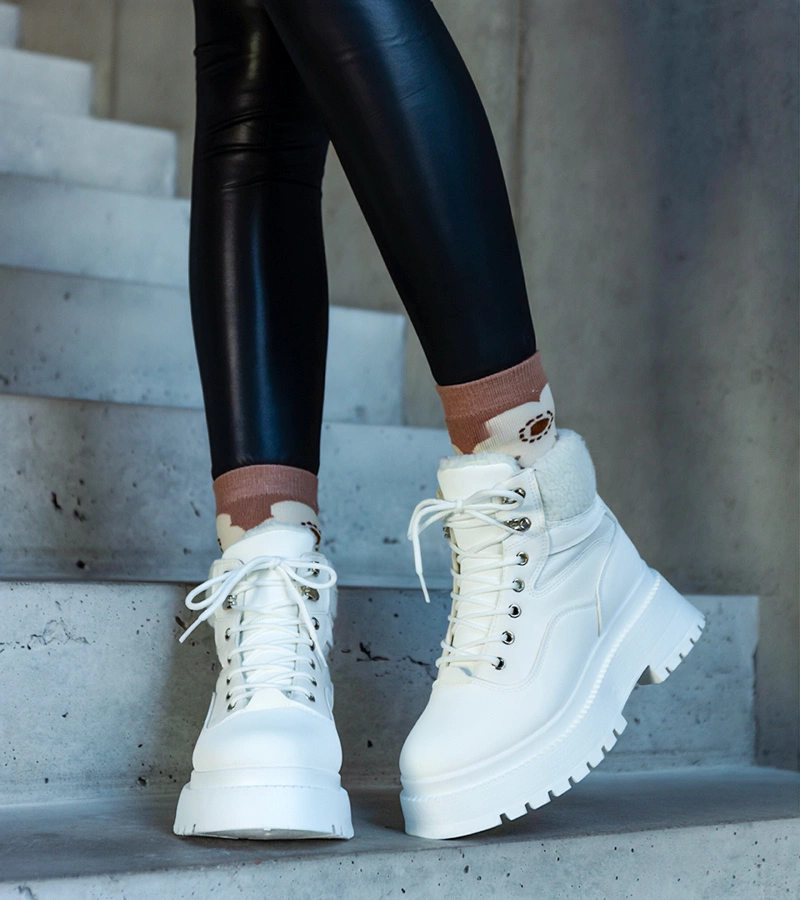 Białe traperki na grubej podeszwie z futerkiem