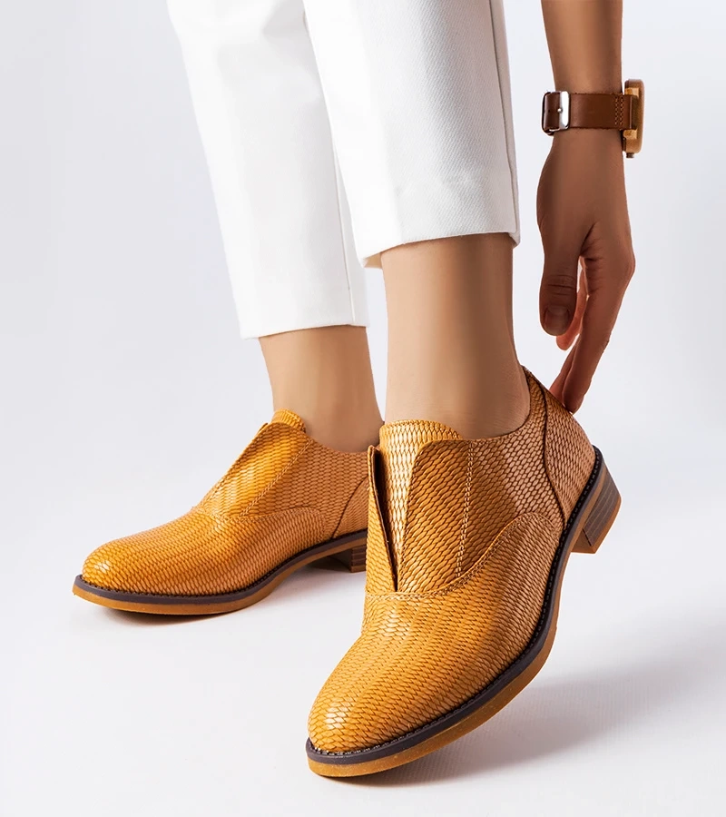 Brązowe eleganckie półbuty z fakturowej ekoskóry