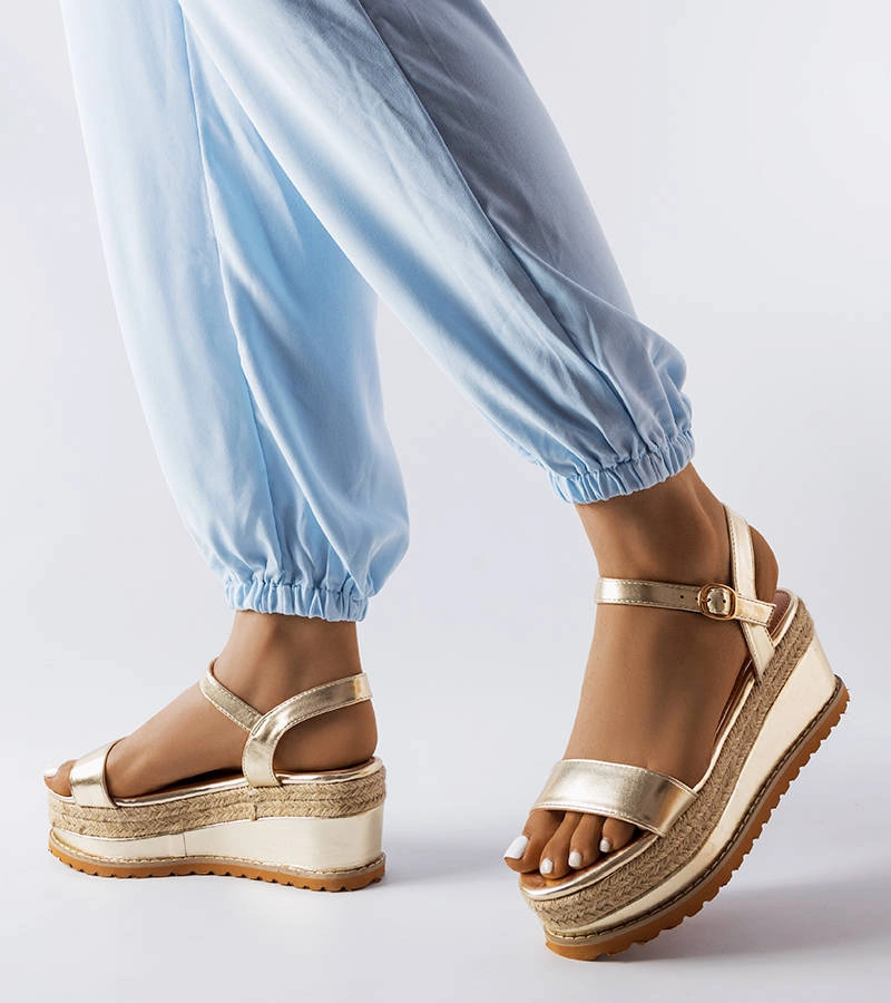 Złote sandały na koturnie